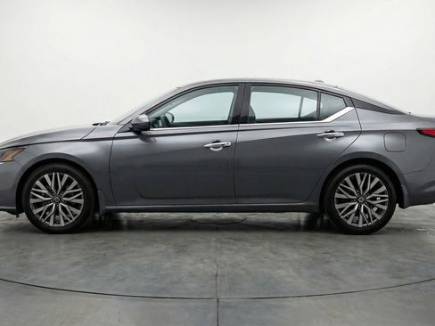 Used 2025 Nissan Altima 2.5 SV image 5