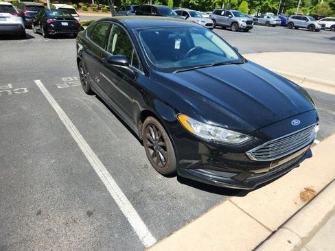 Used 2017 Ford Fusion SE w/ Fusion SE Technology Package FWD image 3