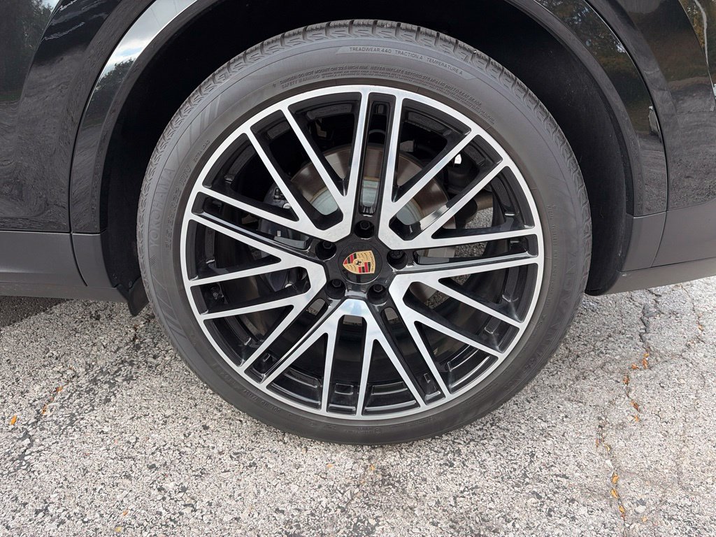 Used 2025 Porsche Cayenne Coupe AWD/4WD image 9