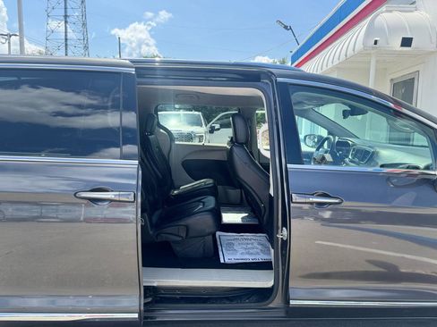 Used 2019 Chrysler Pacifica Touring-L FWD image 47