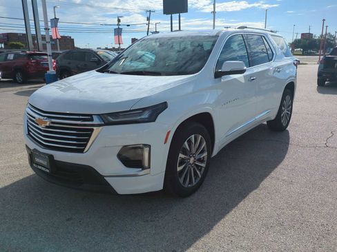 Used 2023 Chevrolet Traverse Premier FWD image 4