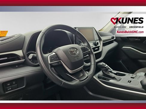 Used 2025 Toyota Highlander LE FWD image 18