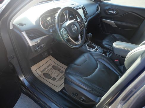 Used 2017 Jeep Cherokee Latitude w/ True North Edition image 8