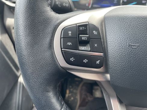 Used 2022 Ford Explorer Limited w/ Equipment Group 301A AWD/4WD image 18