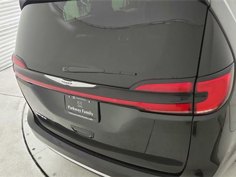 Used 2022 Chrysler Pacifica Touring-L image 30