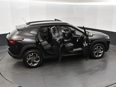 Used 2025 Chevrolet Trax LT w/ LT Convenience Package FWD image 6
