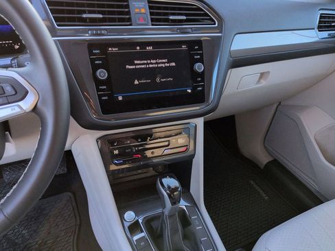 Used 2024 Volkswagen Tiguan SE image 23