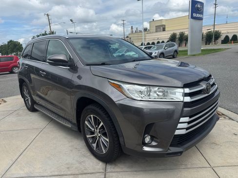 Used 2018 Toyota Highlander XLE AWD/4WD image 4