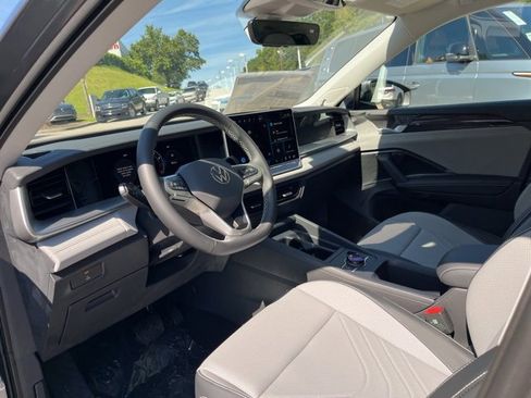 New 2025 Volkswagen Tiguan SE image 6