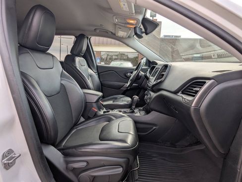 Used 2019 Jeep Cherokee Latitude Plus w/ Comfort/Convenience Group AWD/4WD image 16
