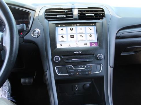 Used 2018 Ford Fusion SE w/ Equipment Group 201A FWD image 2
