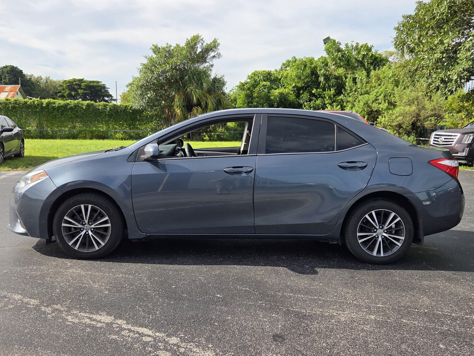 Used 2016 Toyota Corolla LE FWD image 2