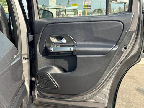 Used 2021 Mercedes-Benz GLB 250 4MATIC image 32