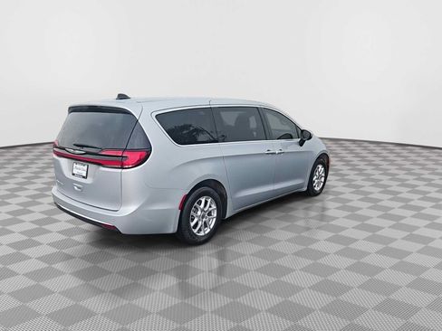 Used 2023 Chrysler Pacifica Touring-L FWD image 8