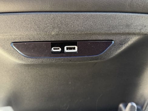 Used 2025 Chrysler Pacifica Limited image 35