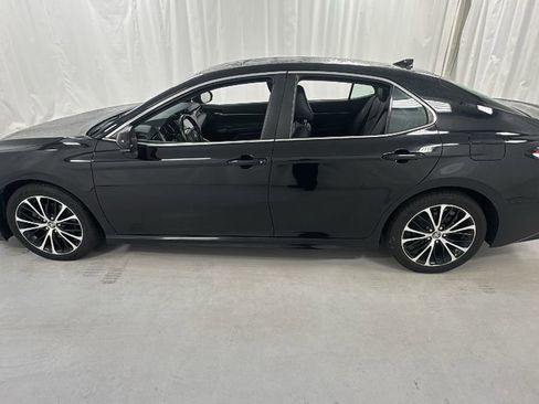 Used 2020 Toyota Camry SE FWD image 6