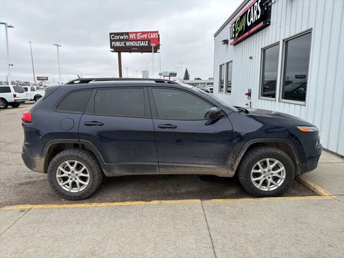 Used 2016 Jeep Cherokee Sport image 4
