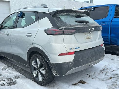 Used 2022 Chevrolet Bolt EUV LT w/ Convenience Package image 6