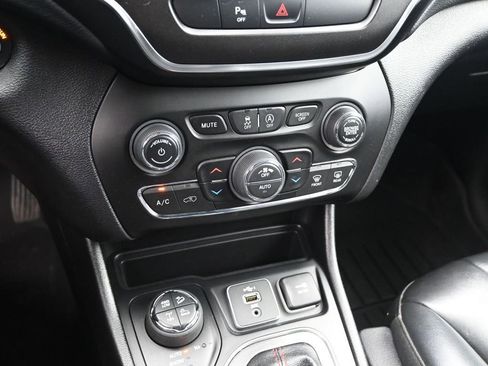 Used 2020 Jeep Cherokee Trailhawk w/ Comfort/Convenience Group image 17