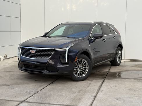 Certified 2025 Cadillac XT4 Premium Luxury image 2