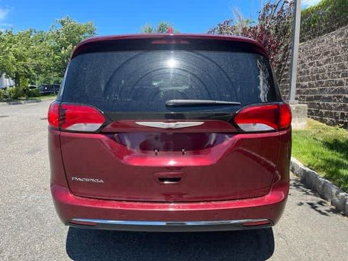 Used 2017 Chrysler Pacifica Touring-L FWD image 5