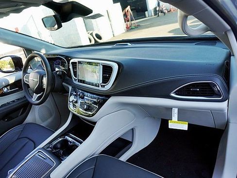 New 2023 Chrysler Pacifica Limited image 13