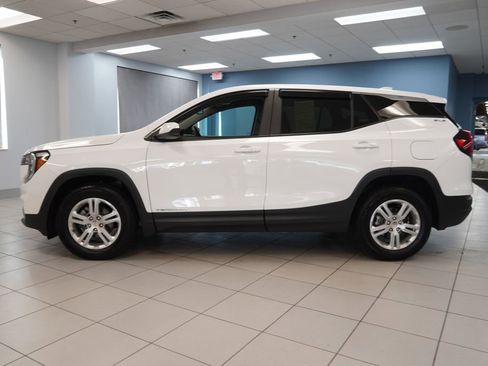 Used 2024 GMC Terrain SLE FWD image 2