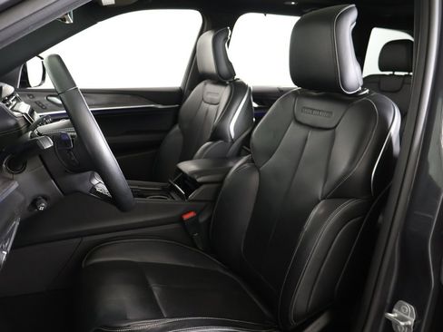 Used 2022 Jeep Grand Cherokee Overland w/ Luxury Tech Group IV image 37