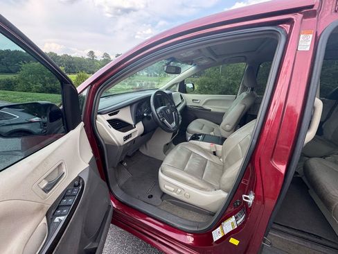 Used 2015 Toyota Sienna XLE Premium FWD image 14