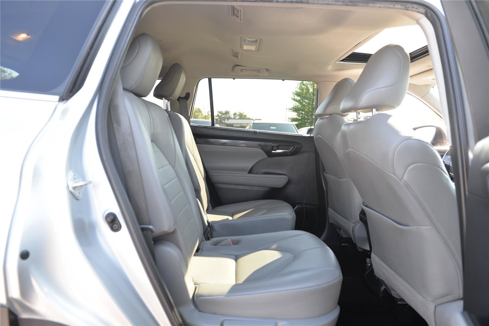 Used 2021 Toyota Highlander XLE w/ Protection Package #3 (TMS) AWD/4WD image 17