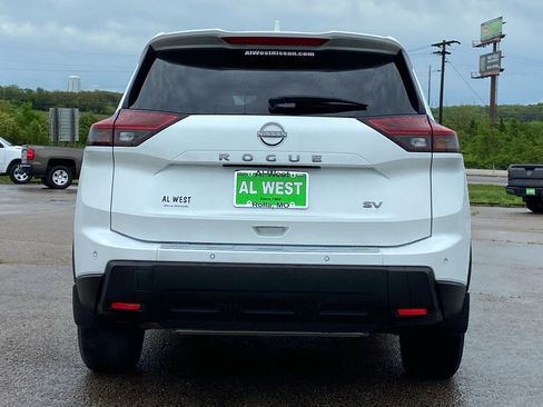 Used 2024 Nissan Rogue SV w/ SV Premium Package FWD image 3