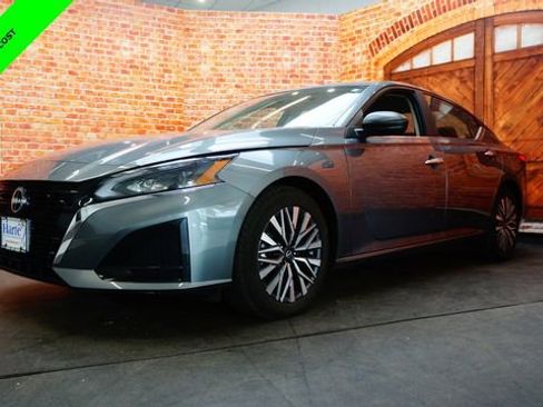 Certified 2025 Nissan Altima 2.5 SV image 3