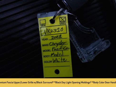 Used 2021 Chrysler Pacifica Touring-L w/ Uconnect Theater Family Group image 31