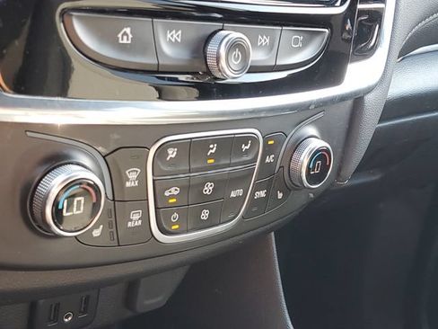 Certified 2023 Chevrolet Traverse LT FWD image 28