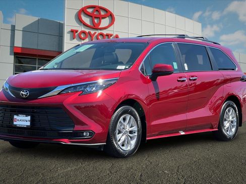 Certified 2026 Toyota Sienna XLE FWD image 7