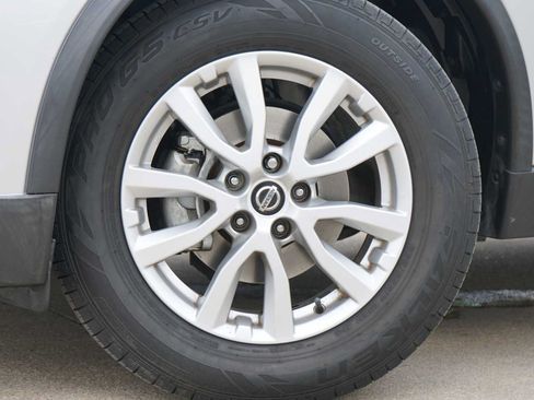 Used 2019 Nissan Rogue SV FWD image 2