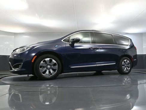 Used 2018 Chrysler Pacifica Limited w/ Advanced Safetytec Group FWD image 55