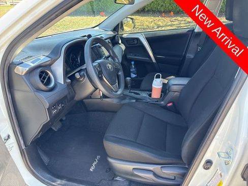 Used 2018 Toyota RAV4 LE image 12