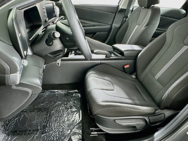 Used 2025 Hyundai Elantra SE w/ Cargo Package FWD image 9