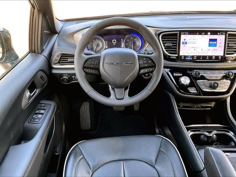 Used 2023 Chrysler Pacifica Limited w/ Uconnect Theater Family Group image 5