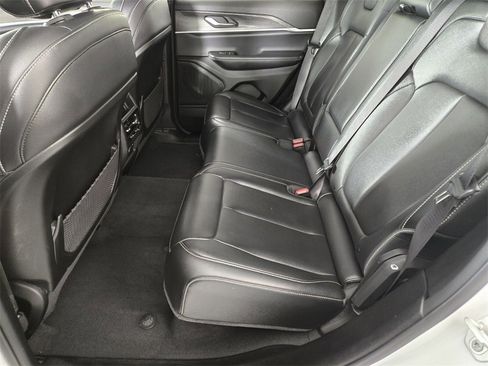 Used 2024 Jeep Grand Cherokee Limited image 17