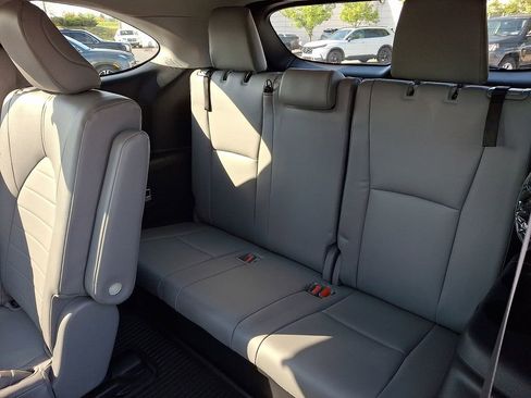 Used 2023 Toyota Highlander XLE FWD image 12