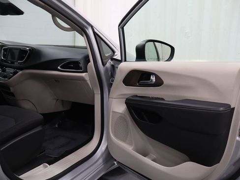 Used 2023 Chrysler Voyager LX image 14