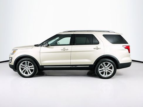 Used 2017 Ford Explorer XLT w/ Equipment Group 202A image 4