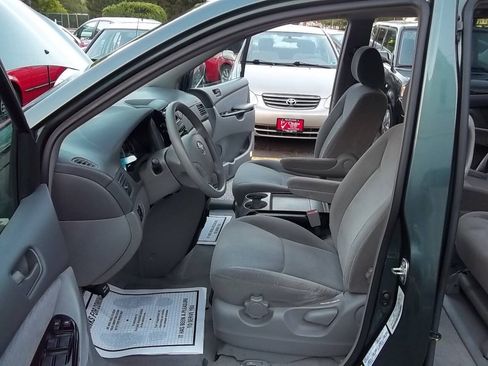 Used 2004 Toyota Sienna LE w/ LE Pkg 7 FWD image 8