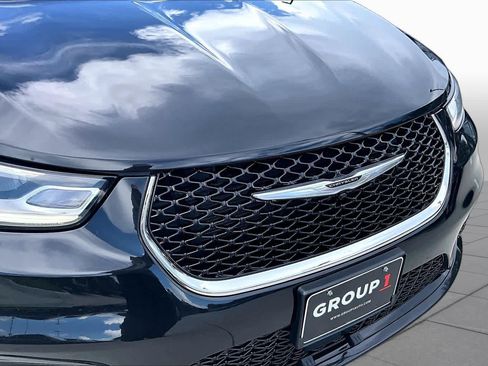 Used 2023 Chrysler Pacifica Touring-L FWD image 28