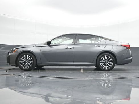 Used 2024 Nissan Altima 2.5 SV image 18