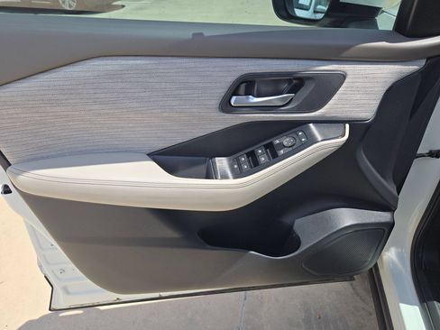 Used 2023 Nissan Rogue SV FWD image 11