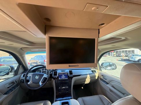 Used 2012 Cadillac Escalade ESV Premium image 21