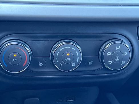 Used 2024 Chevrolet Trax RS image 21